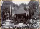 Enthüllung des Denkmals “Der Große Kurfürst” am 06. August 1900 im Innenhof der Burg und Festung Sparrenberg in Bielefeld; rechts im Bild Kaiser Wilhelm II. hoch zu Roß, in der Mitte seine Gemahlin Auguste Viktoria.