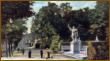 Die (ehemalige) Siegesallee im Berliner Tiergarten um 1902; im Vordergrund ist die Denkmalgruppe mit Albrecht dem Bären zu sehen. Bild: Postkarte vom 21. Juni 1902.