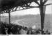 Das internationale Automobil-Rennen über 400 km. Blick von den Tribünen auf das Rennen ”Um den großen Preis von Deutschland“ auf der AVUS am 11. Juli 1926. (Bild: Bundesarchiv, Bild 102-02916/Pahl, Georg).