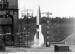 V2-Rakete beim Start auf dem Raketen-Versuchsgelände Peenemünde; links die fahrbare Wartungsbühne – Aufnahme von 1943. (Bild: Bundesarchiv, Bild 146-1978-Anh.026-01).