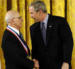 Ralph H. Baer (* 1922). Im Bild: Ralph H. Baer erhält von US-Präsident Bush im Januar 2006 die National Medal of Technology.