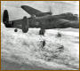 Bombardierung von Duisburg am 14. Oktober 1944; im Bild ein britischer Lancaster-Bomber, der gerade 2 kg Stabbrandbomben abwirft.