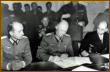Unterzeichnung der bedingungslosen Kapitulation der deutschen Wehrmacht am 07. Mai 1945 um 02.41 Uhr durch Major Wilhelm Oxenius, Generaloberst Alfred Jodl und Generaladmiral Hans-Georg von Friedeburg (von links nach recht).