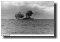 Das deutsche Schlachtschiff “Bismarck” konzentriert seine ganze Feuerkraft auf das sich zurückziehende Schlachtschiff "Prince of Wales". (Bild: Bundesarchiv, Bild 146-1984-055-13/Lagemann).