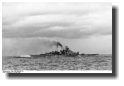 Mit zwei Treffern im Vorschiff verläßt das Schlachtschiff “Bismarck” den Schauplatz des Seegefechtes. (Bild: Bundesarchiv, Bild 146-1984-055-14/Lagemann).