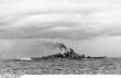 Mit zwei Treffern im Vorschiff verläßt das Schlachtschiff “Bismarck” den Schauplatz des Seegefechtes. (Bild: Bundesarchiv, Bild 146-1984-055-14/Lagemann).