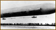 Das “Luftschiff Zeppelin 1” (”LZ 1”). Der Jungfernflug von “LZ 1” bei Friedrichshafen am Bodensee am 02. Juli 1900.